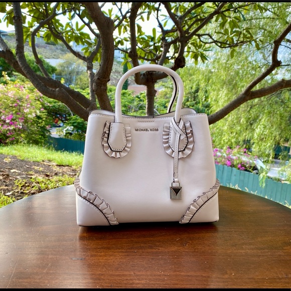 🔥SALE!!! Gorgeous Michael Kors Mercer Gallery
